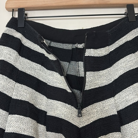 ALICE + OLIVIA Lurex Tweed Back Zip Pleated Short Black Silver Stripe - Picture 7 of 15